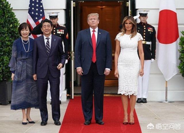 日本媒体与韩国媒体分别如何报道安倍在美国“被挤下红地毯”的合影？