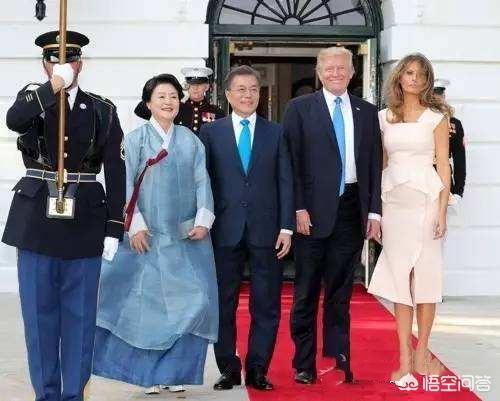 日本媒体与韩国媒体分别如何报道安倍在美国“被挤下红地毯”的合影？