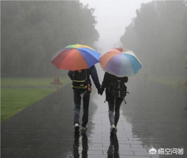 送女友的手机套上刻什么字或者是图案？