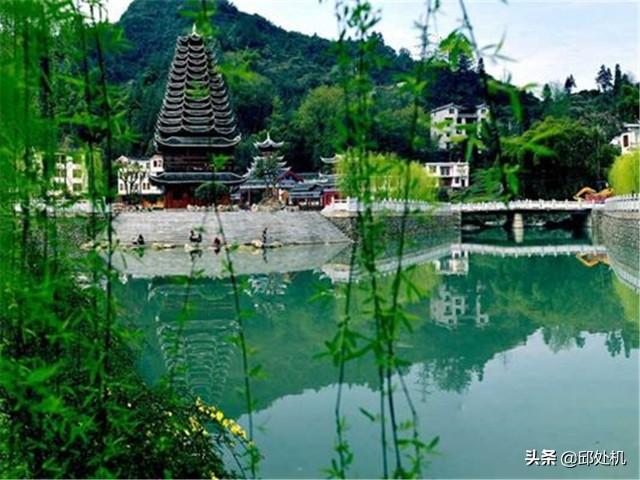 现在自驾去西藏的人很多，开面包车穷游靠短视频可以年入百万吗？