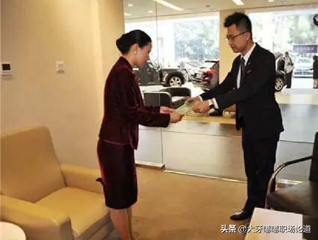 销售员应怎样给客户介绍自己的产品？