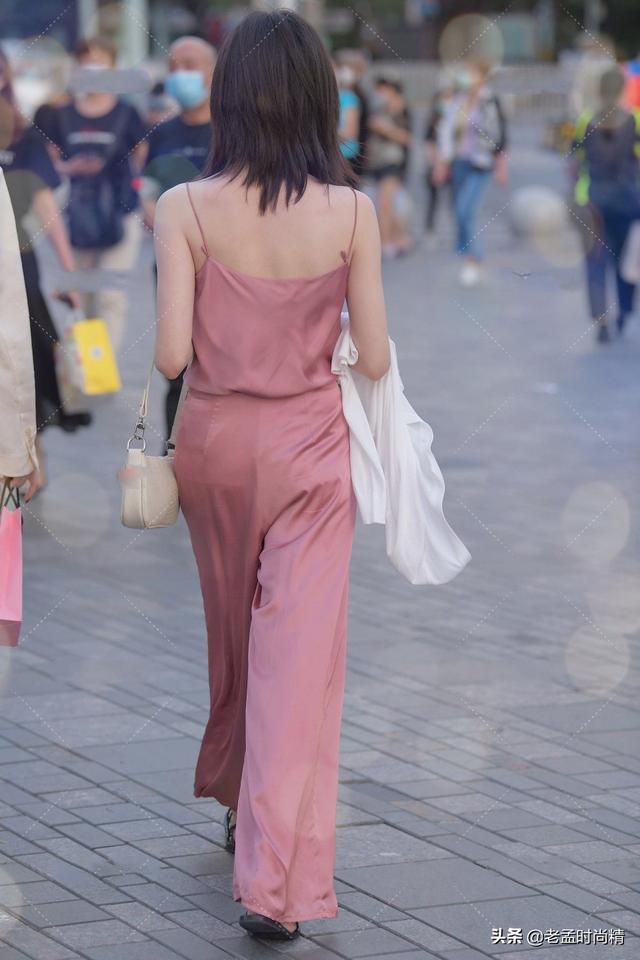 时尚吊带背心如何搭配最好看？
