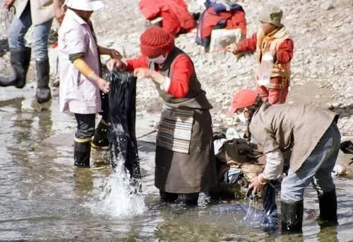 到藏族朋友家做客，怎么睡觉呢？男女之间怎样避免尴尬？