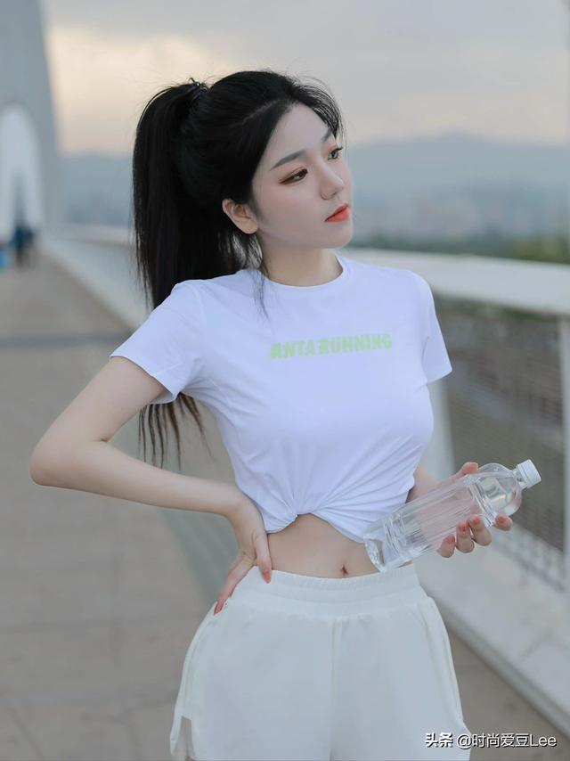 T恤衫怎样搭舒服又时髦？