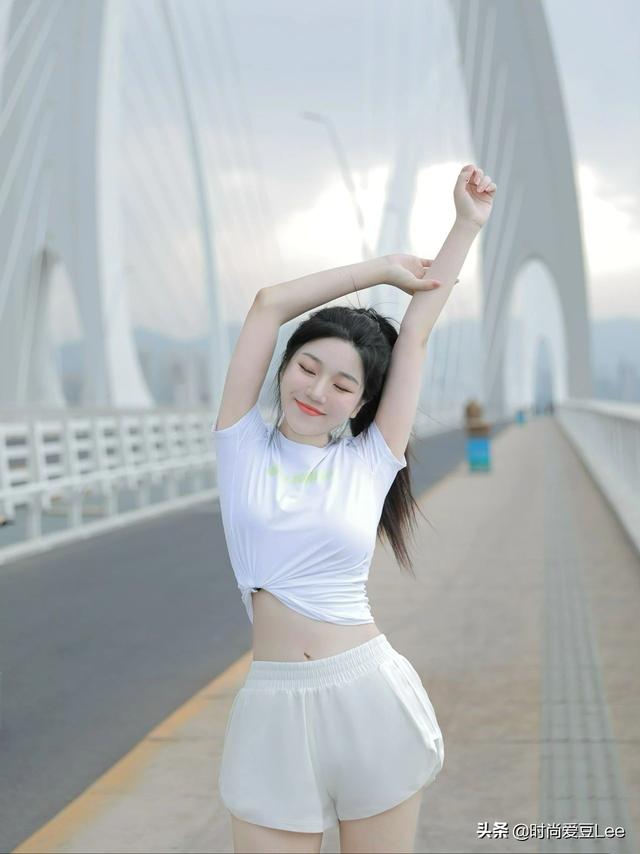 T恤衫怎样搭舒服又时髦？