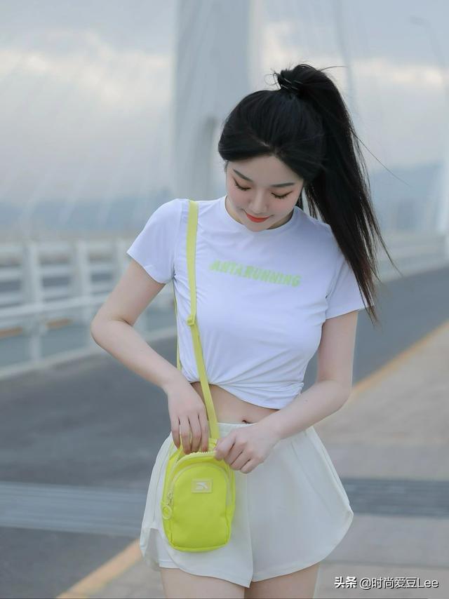 T恤衫怎样搭舒服又时髦？