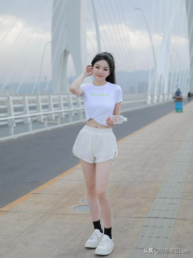 T恤衫怎样搭舒服又时髦？
