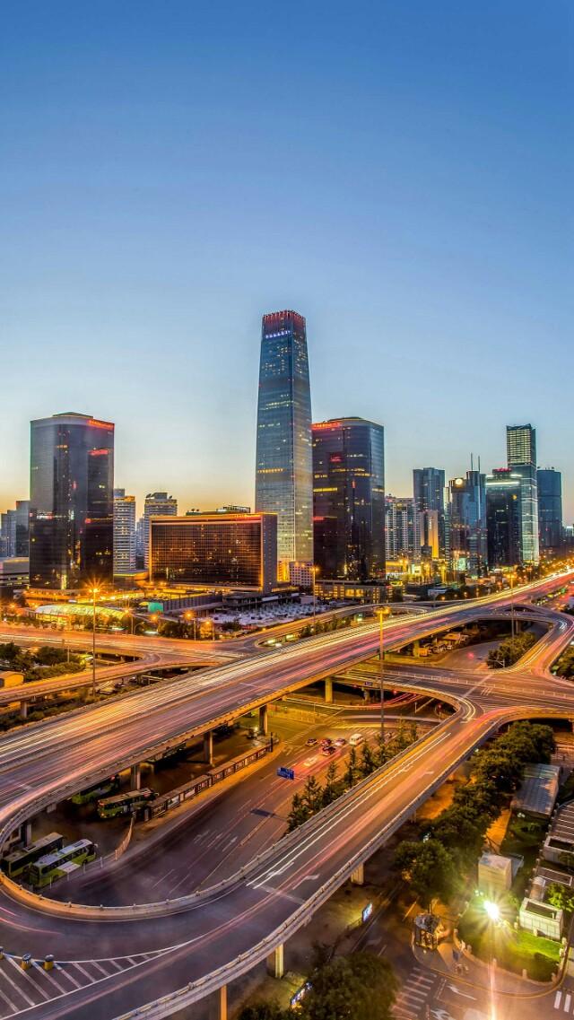 我不建议学生打暑假工进厂，进厂还不如去酒店工作，可以直接和客人接触，能锻炼自己，你觉得呢？